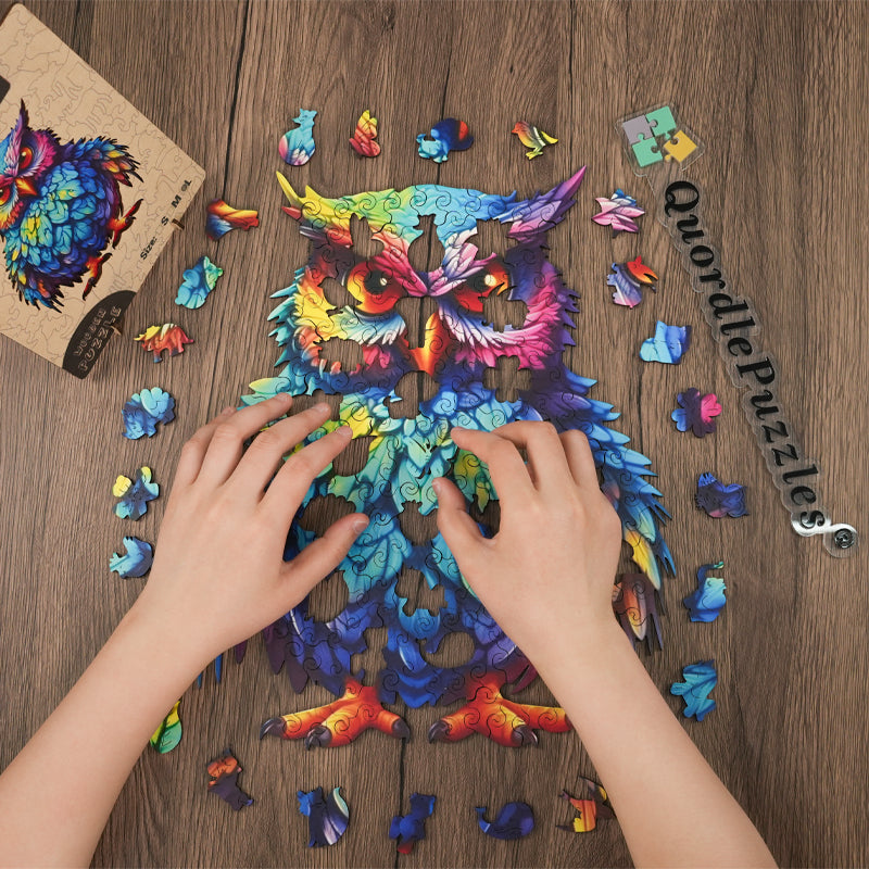 Drevené puzzle sova s farebnými pierkami